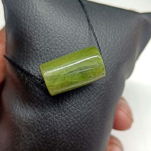 以下が含まれることがあります： 斑点のあるマット仕上げのセラミックマグカップ3個セット。マグカップはクリーム色、ライトグレー、ダークグレーの色合いです。各マグカップはシンプルでミニマリストなデザインで、コーヒーや紅茶に最適です。