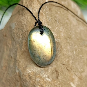 Labradorite Stone Pendant Necklace: Energy Healing Gemstone