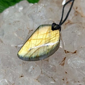 Natural Labradorite Stone Pendant Necklace: Energy Gemstone