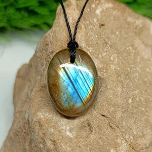 Labradorite Stone Pendant Necklace: Energy Healing Gemstone