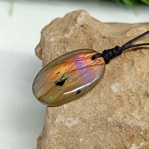 Natural Labradorite Stone Pendant Necklace: Energy Gemstone, Healing Crystal (25x16x4 mm)