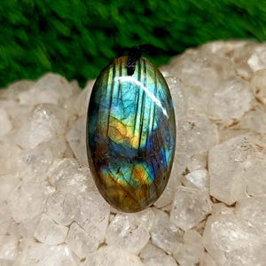 Labradorite Stone Pendant Necklace: Energy Gemstone Healing Crystal