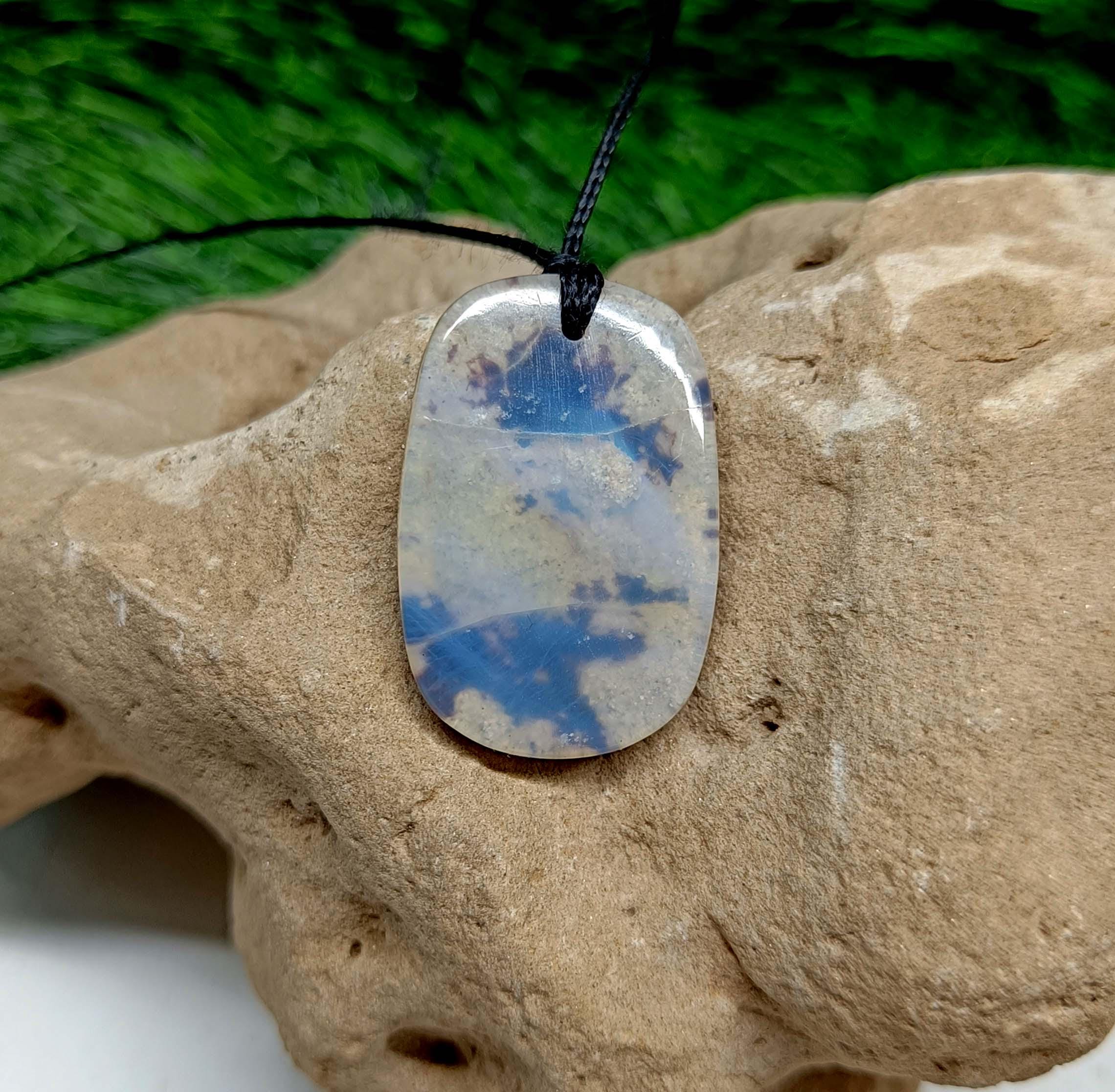 オーストラリア産オパールのマクラメネックレス：夏のサーファー