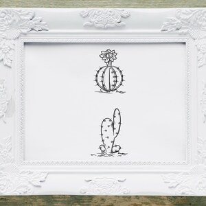 以下が含まれることがあります： 白いフレームに、2つのサボテンのシンプルな黒の線画が描かれています。上のサボテンは丸く、上に花が咲いています。下のサボテンは背が高く、細いです。