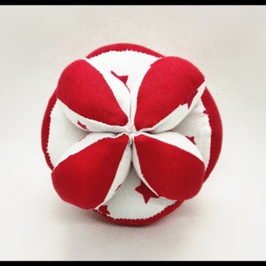 Montessori babybal, De babybal van de raadsel, Rode babybal, De speelgoedbal van de stof, Educatief speelgoed, Didactisch speelgoed, Fijne motorische vaardigheden, Het leren van speelgoed