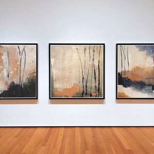 Peut inclure: Trois tableaux abstraits encadr&eacute;s dans des tons de beige, brun et bleu. Les tableaux pr&eacute;sentent des coups de pinceau et des lignes qui cr&eacute;ent une impression de profondeur et de texture.