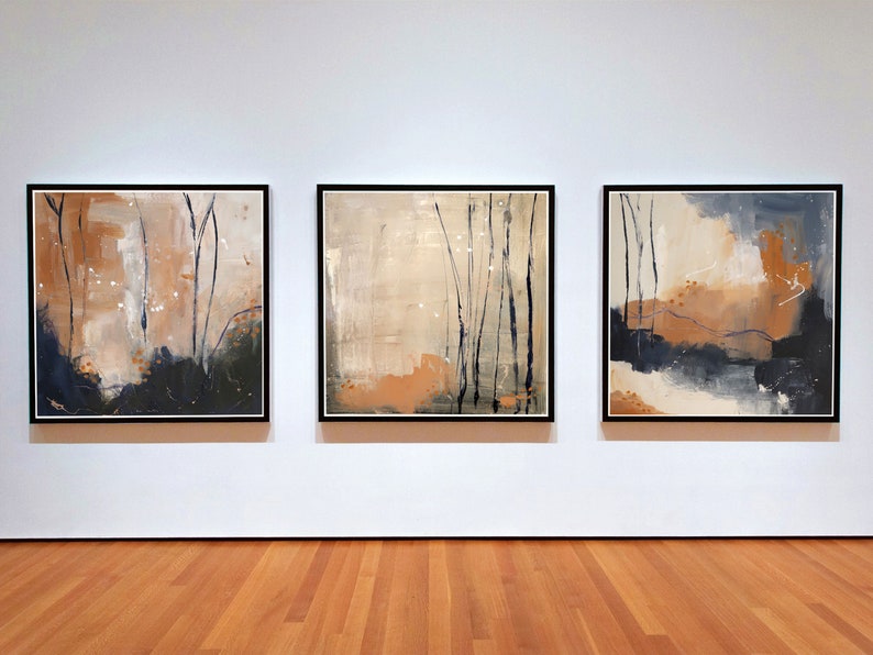 Peut inclure: Trois tableaux abstraits encadr&eacute;s dans des tons de beige, brun et bleu. Les tableaux pr&eacute;sentent des coups de pinceau et des lignes qui cr&eacute;ent une impression de profondeur et de texture.
