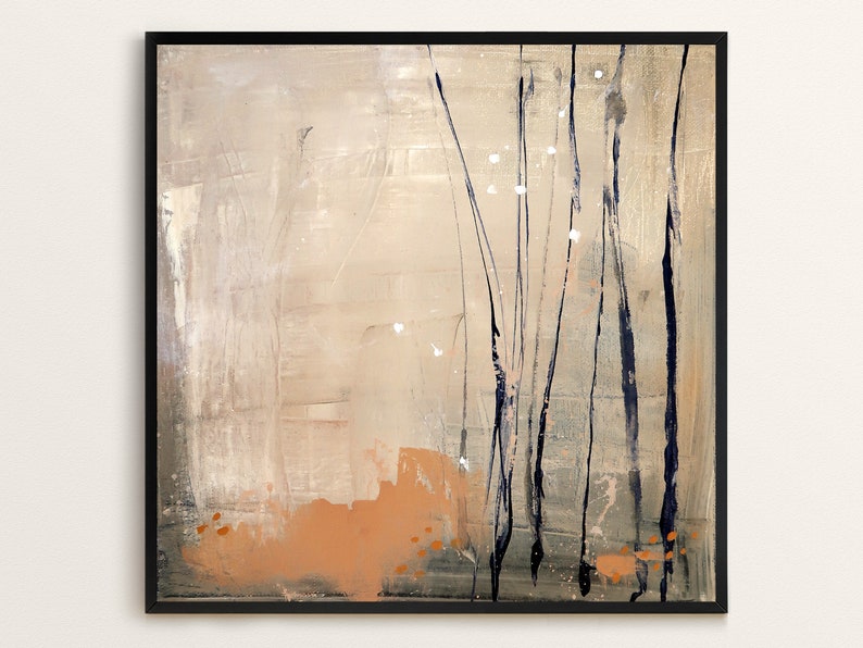 Peut inclure: Peinture abstraite avec un fond beige et des coups de pinceau noirs. La peinture a une zone brun clair en bas avec de petits points bruns.