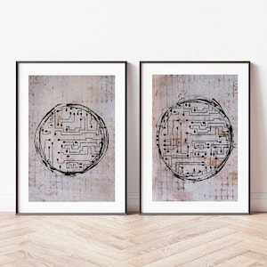 Puede incluir: Dos impresiones enmarcadas con fondo blanco y diseños circulares negros. Cada diseño presenta un patrón de placa de circuito dentro de un círculo.