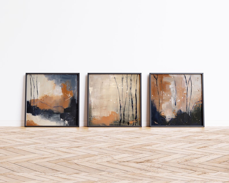Peut inclure: Trois tableaux abstraits encadr&eacute;s dans une palette de couleurs neutres beige, marron et noir. Les peintures pr&eacute;sentent des coups de pinceau et des lignes qui cr&eacute;ent une impression de profondeur et de texture.