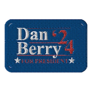 Può includere: Un bottone da campagna rettangolare blu con stelle bianche e il testo "Dan Berry '24 for President" in lettere bianche e rosse.