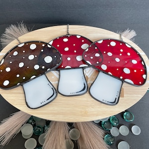 Attrape-soleil champignon suspendu à une fenêtre, art de la nature, décoration d'intérieur, vitrail, art cottagecore, cadeau cottagecore, décoration maison