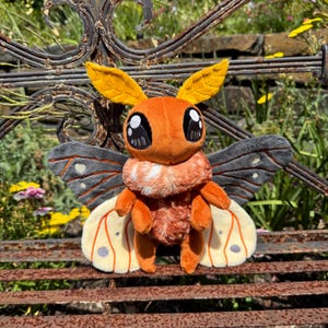 Peluches de insectos antropomorfos: mariposas, polillas y mantis - Colección Verano 2025