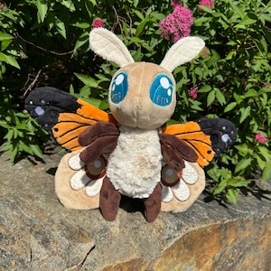 Peluches antropomorfizados de polilla y mariposa - Colección Verano 2024