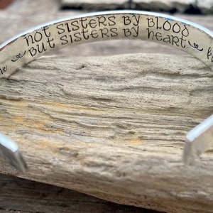 Bracelet manchette personnalisé en argent sterling : soeur par coeur, estampé à la main