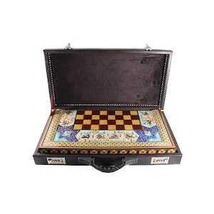Puede incluir: Un estuche de ajedrez de cuero marrón con una tapa con bisagras y un asa. El estuche está abierto, revelando un tablero de ajedrez con un diseño colorido e intrincado. El tablero de ajedrez está hecho de madera y tiene un patrón de tablero de ajedrez tradicional.