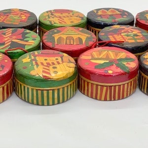 Handmade   CHRISTMAS Round big Boxes made with Bamboo & Straw of Rice with Hanging String. Vintage 1990