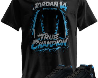 Camiseta estampada personalizada a juego con las Jordan 14 negras y azules universitarias.