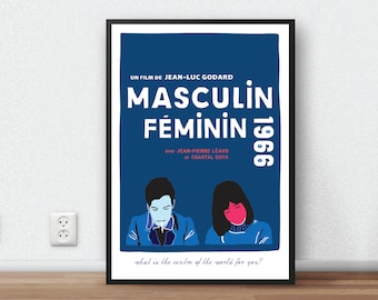 Może przedstawiać: Niebiesko-biały plakat z tytułem "Masculine Feminine" dużymi białymi literami. Plakat jest do filmu z 1966 roku autorstwa Jeana-Luca Godarda. Plakat zawiera również tekst "Un film de Jean-Luc Godard" i "avec Jean-Pierre Leaud et Chantal Goya".