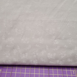 Bianco su bianco Ditsy Tessuto floreale di cotone Quilting Crafting Maschere Cucito