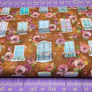 Peut inclure: Tissu brun avec un motif répété de fenêtres avec des fleurs et des balcons. Les fenêtres sont bleues et blanches avec une finition chatoyante. Les fleurs sont roses et blanches.