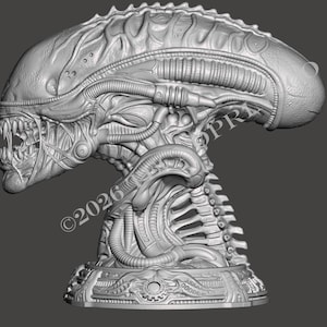 Puede incluir: Escultura gris detallada de la cabeza y la parte superior del cuerpo de un Alien Xenomorph. La cabeza alargada de la criatura presenta una corona estriada, un cráneo largo y cilíndrico y una boca llena de dientes afilados. El cuerpo tiene una columna vertebral acanalada.