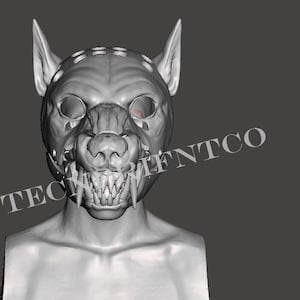 Puede incluir: Una máscara de lobo gris estilizada con dientes afilados y orejas puntiagudas. La máscara tiene un diseño detallado con cuencas de los ojos visibles y una superficie texturizada. El texto "©2025 TECENTCO" está impreso en el lado izquierdo de la imagen.