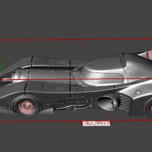 Puede incluir: Un modelo 3D negro del Batimóvil de la película de Batman de 1989. El modelo se muestra en vista lateral con las alas de murciélago extendidas. El modelo tiene 761,9477 cm de largo.