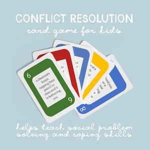 Op de afbeelding: Een kaartspel voor kinderen met de tekst "CONFLICT RESOLUTION card game for kids". De kaarten hebben gekleurde randen en tekstprompts om sociale probleemoplossing en copingvaardigheden te leren.