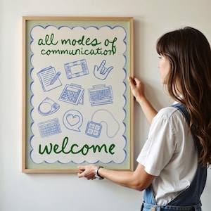 Può includere: Una stampa incorniciata con le parole "all modes of communication" e "welcome" in verde. La stampa presenta disegni a tratto blu di vari metodi di comunicazione, tra cui un blocco note, una calcolatrice e un fumetto.