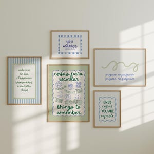 Puede incluir: Un conjunto de cuadros con citas y frases inspiradoras. Las obras de arte presentan varios diseños, incluyendo fondos a rayas, texto manuscrito y bordes decorativos. La paleta de colores incluye azul, verde y blanco, ideal para un aula.