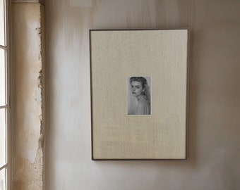 Minimalist red custom photo frame with red passe-partout (15x20 cm) including photo