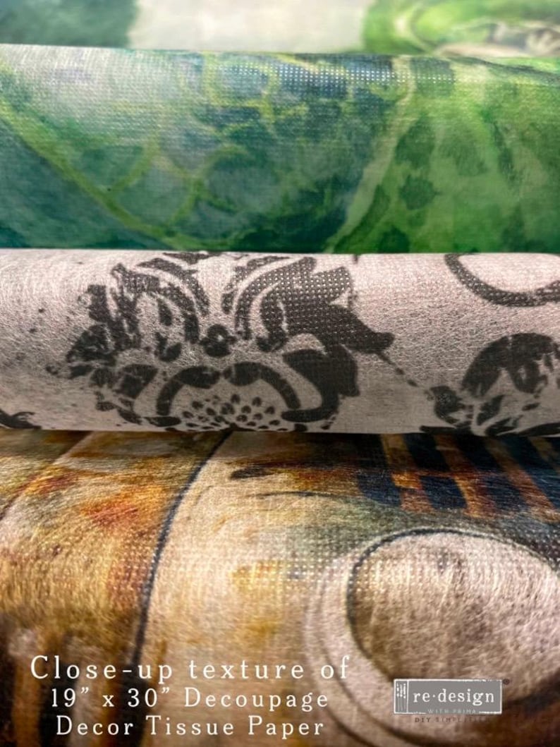 Puede incluir: Primer plano de tres rollos de papel de seda decorativo para decoupage. El rollo superior tiene un dise&ntilde;o de acuarela verde y azul. El rollo del medio tiene un fondo gris con un estampado floral negro. El papel mide 48 cm x 76 cm.