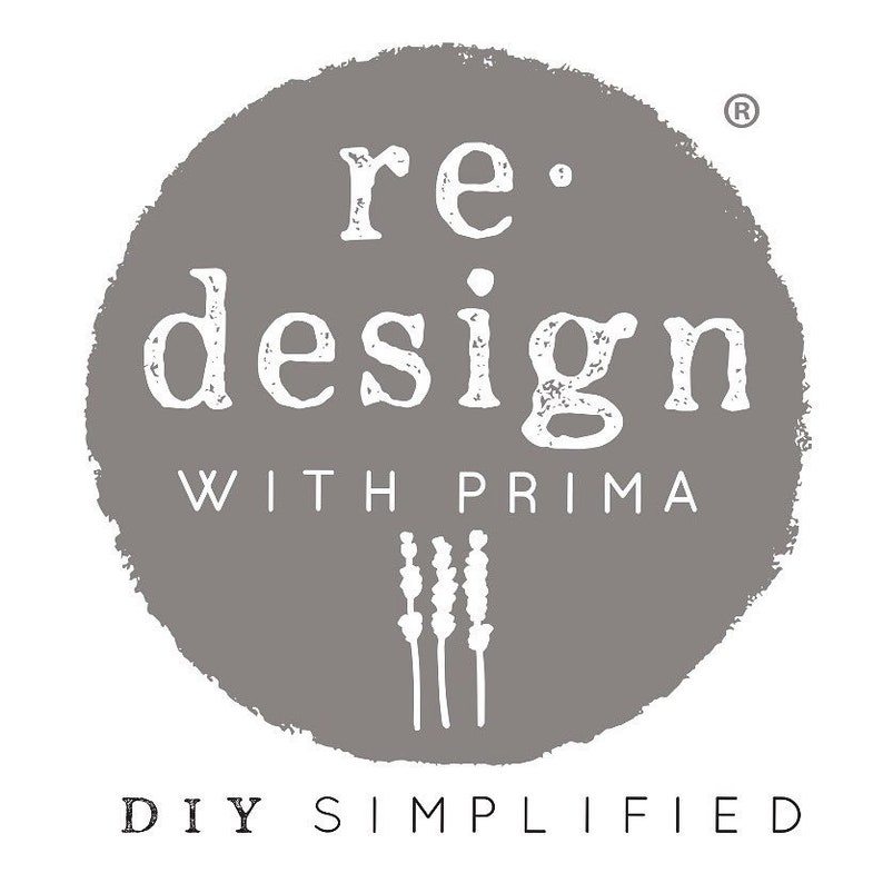 Puede incluir: Un logotipo circular gris con las palabras "re-design" en blanco, encima de "WITH PRIMA" y tres tallos florales blancos. El texto "DIY SIMPLIFIED" est&aacute; debajo del c&iacute;rculo.