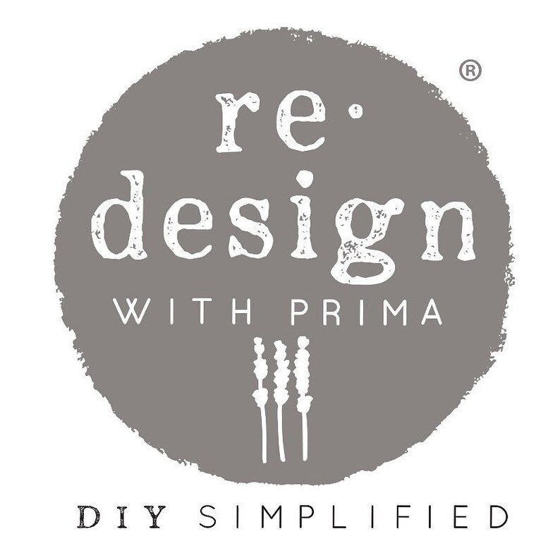 K&ouml;nnte beinhalten: Grauer Kreis-Logo mit dem Text "re. design WITH PRIMA" und einem stilisierten Bild von Weizen&auml;hren. Unter dem Kreis steht der Text "DIY SIMPLIFIED".