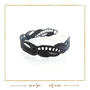 Puede incluir: Un collar gargantilla de encaje negro con un diseño delicado. El collar está hecho de un material suave y flexible y tiene un aspecto simple y elegante.