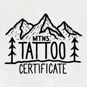 Puede incluir: Ilustración en blanco y negro de una cordillera de montañas con dos pinos a cada lado. El texto "MTNS. TATTOO CERTIFICATE" está debajo de la cordillera.