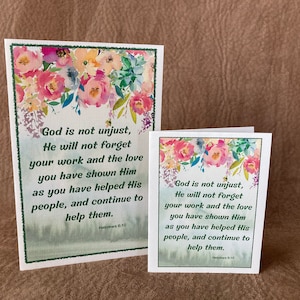 Puede incluir: Dos tarjetas con un diseño floral de acuarela y el versículo bíblico "Dios no es injusto, no olvidará tu trabajo y el amor que le has mostrado al ayudar a su pueblo, y continúa ayudándolos. Hebreos 6:10"