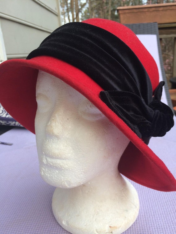 Red cloche  hat vintage wool flapper 20s style