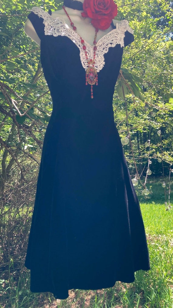 Black velvet dress white embroidery  vintage witc… - image 7