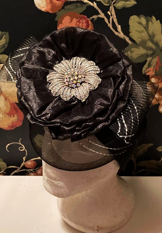 Vintage yellow black lace netted netting pillbox hat bow rose whittall and shon Whittall and shon hat - Gem main image 2