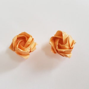 Origami halb Blüte Rose Ohrstecker, Kawasaki Rose Ohrstecker, Minature Rose Ohrringe, Blumenohrringe, Valentinstag, romantische Rose Ohrringe