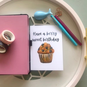 Acquerello di muffin ai mirtilli Buon compleanno alle bacche! Biglietto/biglietto d'auguri fatto a mano per lei, lui, un amico/design carino e allegro
