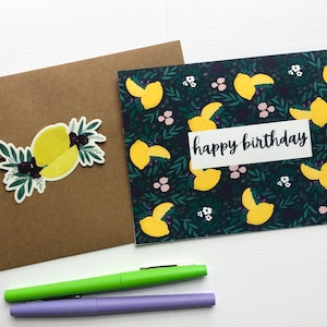 Carte d’anniversaire florale citrons avec autocollant assorti | Carte d’anniversaire Bold Colors | Carte d’anniversaire lettrée à la main | Art de l’avenue Est