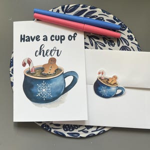 Handgemachte Aquarell Grußkarte + passender Aufkleber | Heiße Schokolade Tasse | "Have a Cup of Cheer" Handbeschriftete Grußkarte