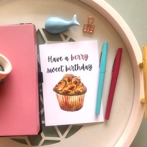 Himbeer Muffin Aquarell Geburtstag! Karte | Handgemachte Grußkarte für Sie, Ihn, Freund | Niedliches, fröhliches Design