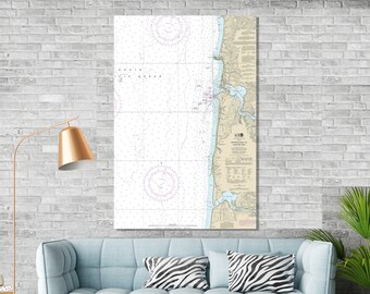 Könnte beinhalten: Eine Seekarte der Ansätze zur Yaquina Bay, Oregon. Die Karte ist auf Papier gedruckt und zeigt die Küste, Wasserwege und Schifffahrtshilfen. Die Karte ist gerahmt und hängt an einer weißen Backsteinwand.