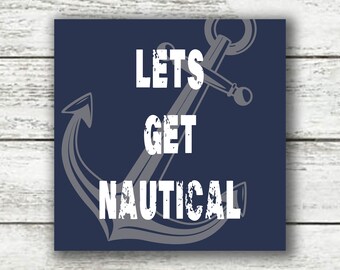 Könnte beinhalten: Quadratischer, marineblauer Druck mit einem grauen Ankerdesign und den Worten "LETS GET NAUTICAL" in weißer, verwitterter Schrift. Der Druck befindet sich vor einem Hintergrund aus weißen Holzplanken, der ein maritimes Thema hervorruft.