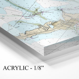 以下が含まれることがあります： 青、緑、ベージュの色合いで詳細な地図が描かれたアクリル製の海図プリント。 海図は海岸の特徴と航海の詳細を示しています。 テキスト「ACRYLIC - 1/8」が表示されています。 Beach House Weekendの商品です。