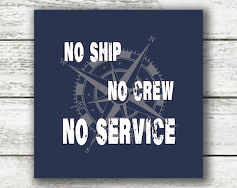 Könnte beinhalten: Ein quadratisches Schild in Marineblau mit einer Kompassrose und dem Text "NO SHIP NO CREW NO SERVICE" in Weiß.